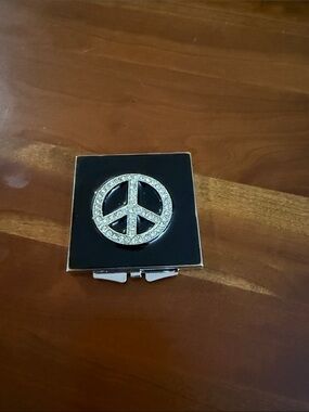 Vintage Sicura Peace Sign Compact Mirror – Retro Metal Makeup Case